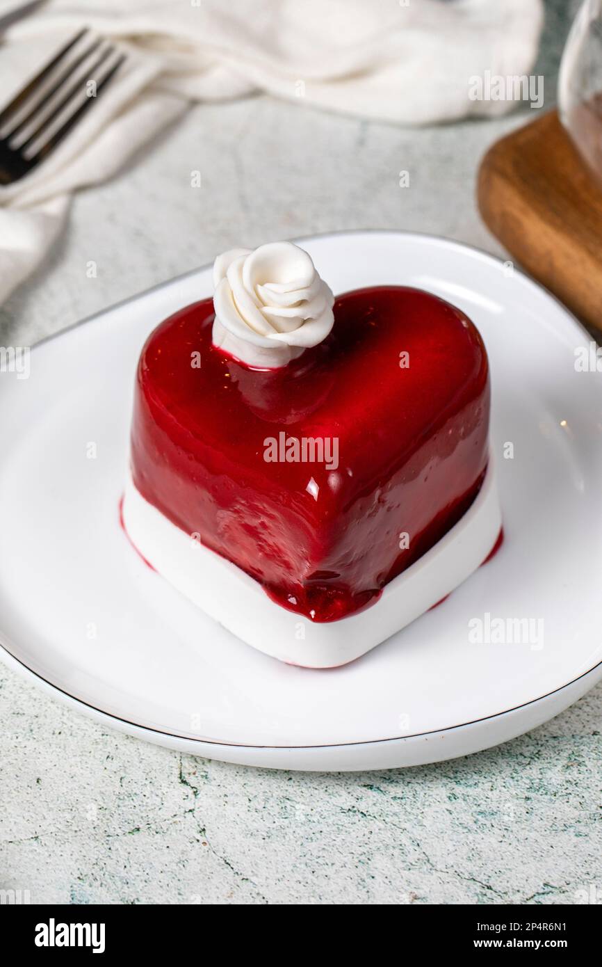 Gâteau de coeur. Concevoir le gâteau en forme de coeur sur fond gris. Concept Saint Valentin, Fête des mères, anniversaire. Pose verticale Banque D'Images