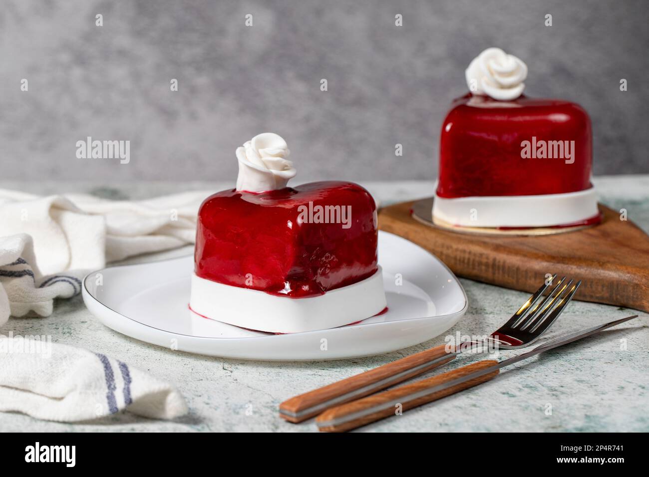 Gâteau de coeur. Concevoir le gâteau en forme de coeur sur fond gris. Concept Saint Valentin, Fête des mères, anniversaire. pose à plat Banque D'Images