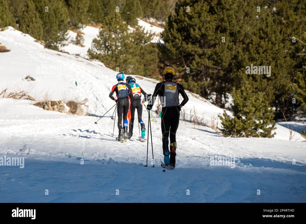 Grandvalira, Andorre : 2023 5 mars : hommes faisant du ski alpinisme dans les montagnes des Pyrénées dans une course amateur en hiver 2022. Banque D'Images