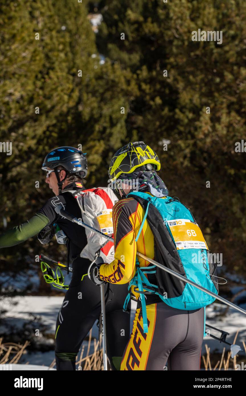 Grandvalira, Andorre : 2023 5 mars : hommes faisant du ski alpinisme dans les montagnes des Pyrénées dans une course amateur en hiver 2022. Banque D'Images