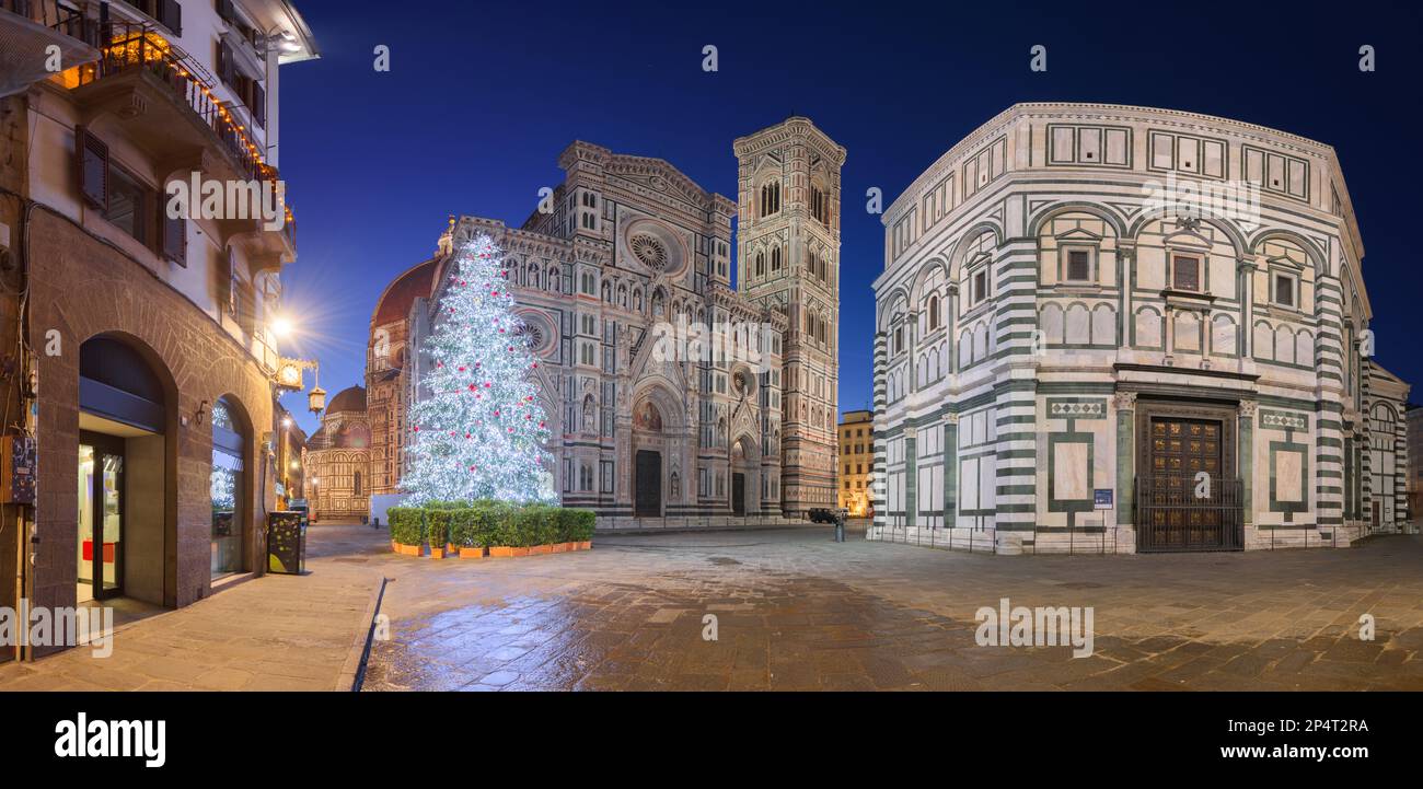 Florence, Toscane, Italie pendant la saison de Noël au Duomo la nuit. Banque D'Images