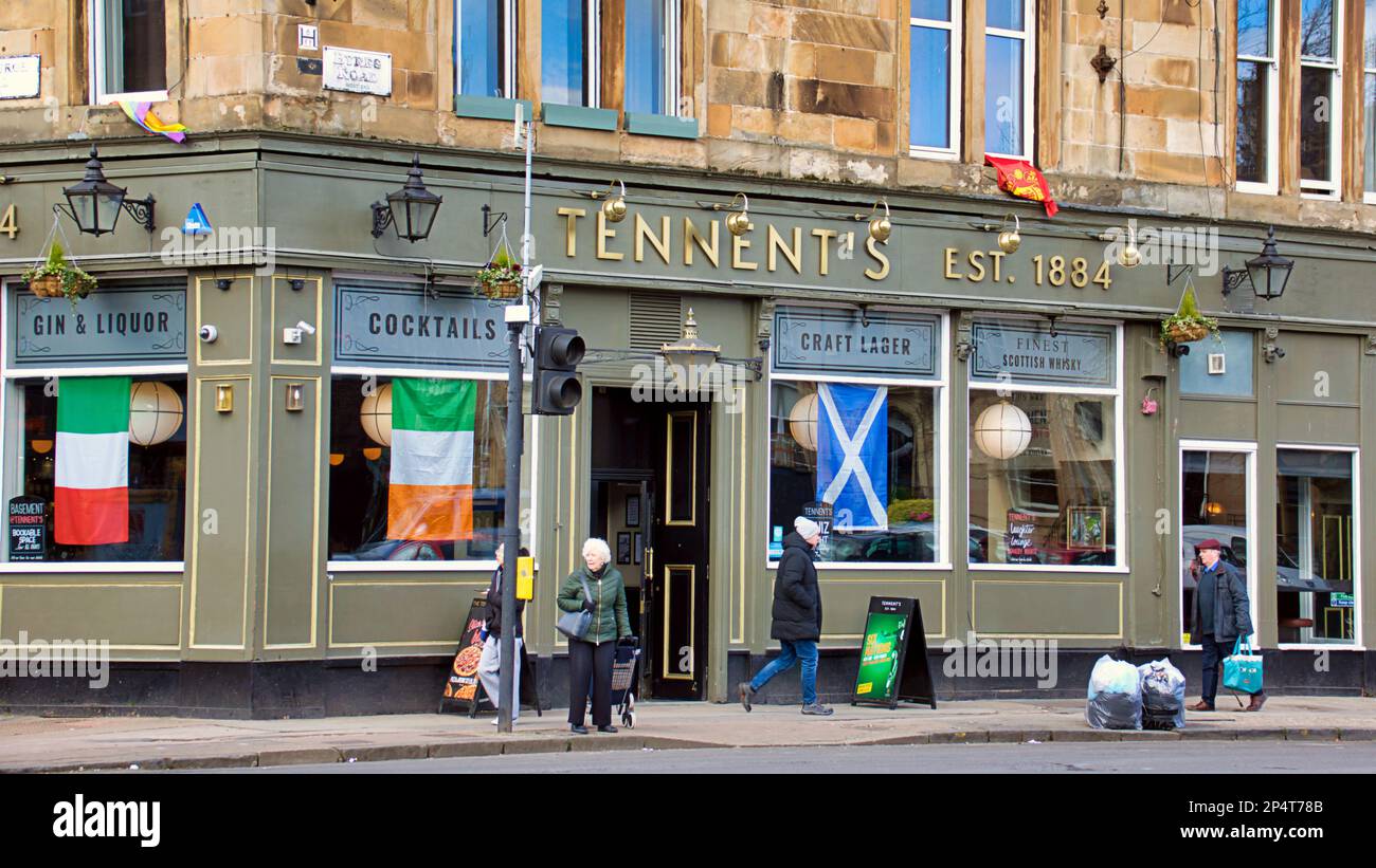 Glasgow, Écosse, Royaume-Uni 6th mars 2023. Météo au Royaume-Uni : le soleil de départ a vu les habitants plus heureux que les rues remplies dans le temps de printemps avant le retour prévu de l'hiver. Tennents Corner sur byres Road. Crédit Gerard Ferry/Alay Live News Banque D'Images