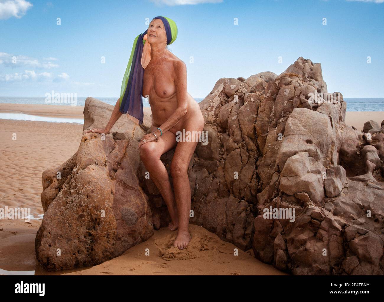 Femme nue mature à la plage Banque D'Images
