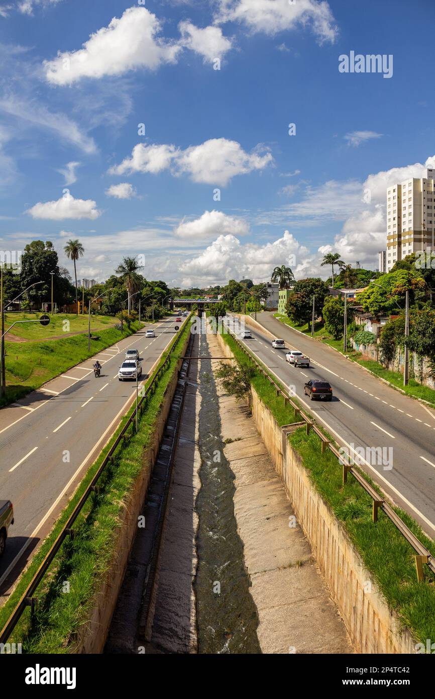 Goiania, Goias, Brésil – 05 mars 2023: Un tronçon de marginal Botafogo photographié du haut du viaduc. Un flux important de la circulation de la ville Banque D'Images