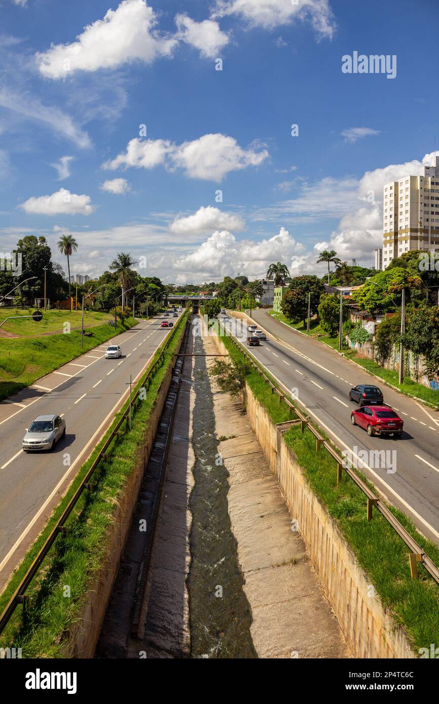 Goiania, Goias, Brésil – 05 mars 2023: Un tronçon de marginal Botafogo photographié du haut du viaduc. Un flux important de la circulation de la ville Banque D'Images