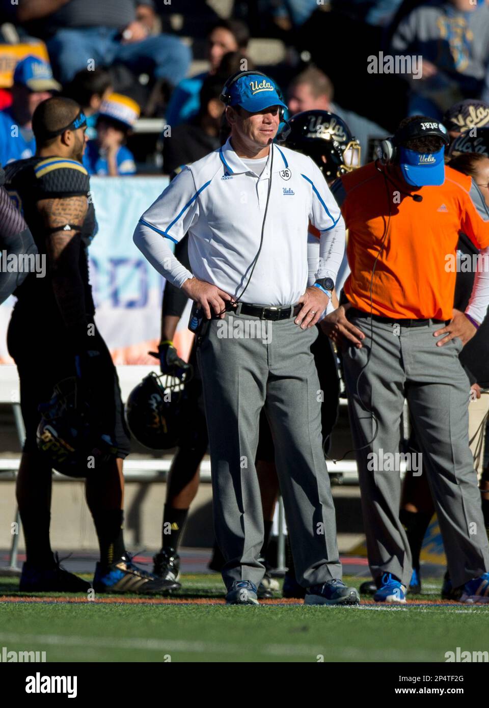 Dec. 31, 2013 - El Paso, TX, United States of America - December 31, 2013 El Paso, TX...UCLA head coach Jim Mora looks on. The UCLA Bruins defeated the Virginia Tech Hokies 42-12 on Tuesday, December 31, 2013 in the Hyundai Sun Bowl in El Paso, TX. (Mandatory Credit: Juan Lainez / MarinMedia.org / Cal Sport Media) (Complete photographer, and credit required) (Cal Sport Media via AP Images) Banque D'Images