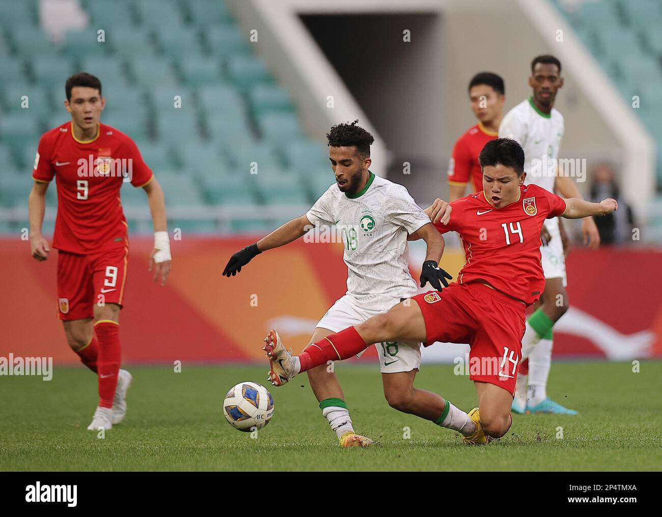 Tachkent, Ouzbékistan. 6th mars 2023. Xu Bin (avant) de la Chine rivalise avec Suhayb Ayman Alzaid de l'Arabie Saoudite lors du match du Groupe D entre la Chine et l'Arabie Saoudite de la coupe asiatique U20 de l'AFC à Tachkent, Ouzbékistan, 6 mars 2023. Credit: Che Zhouyong/Xinhua/Alay Live News Banque D'Images