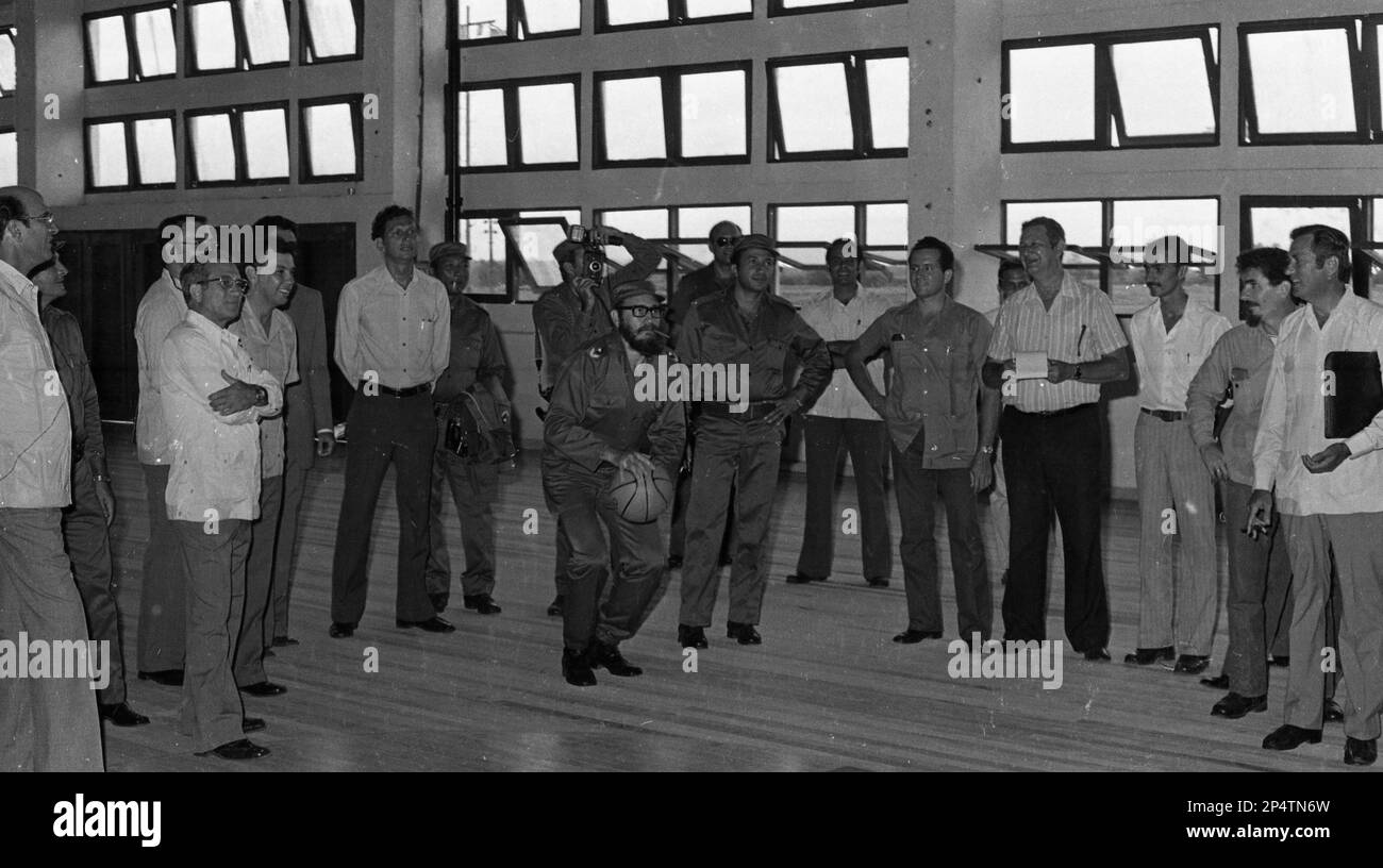 Cuban President Fidel Castro plays basketball during his trip to the Vocational Technical School Maximo Gomez in Camaguey, Cuba, 1976. (AP Photo/Prensa Latina via AP Images) Banque D'Images