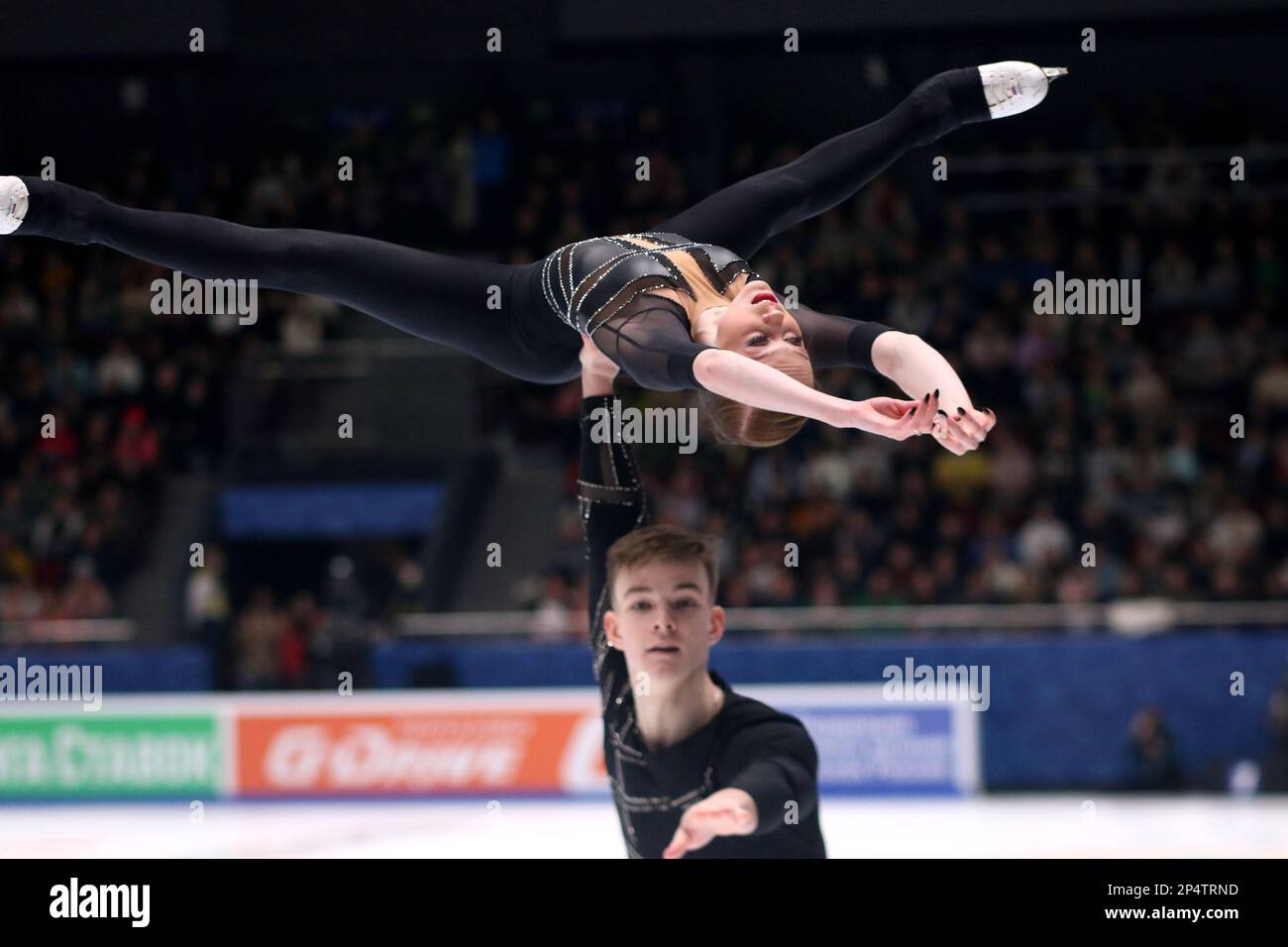 Luliia Artemeva et Alexey Bryukhanov se produisent pendant le patinage en couple à la finale du Grand Prix de Russie en patinage artistique 2023, qui a eu lieu à St. Petersbourg, dans le complexe sportif 'Jubilee. (Photo de Maksim Konstantinov / SOPA Images/Sipa USA) Banque D'Images