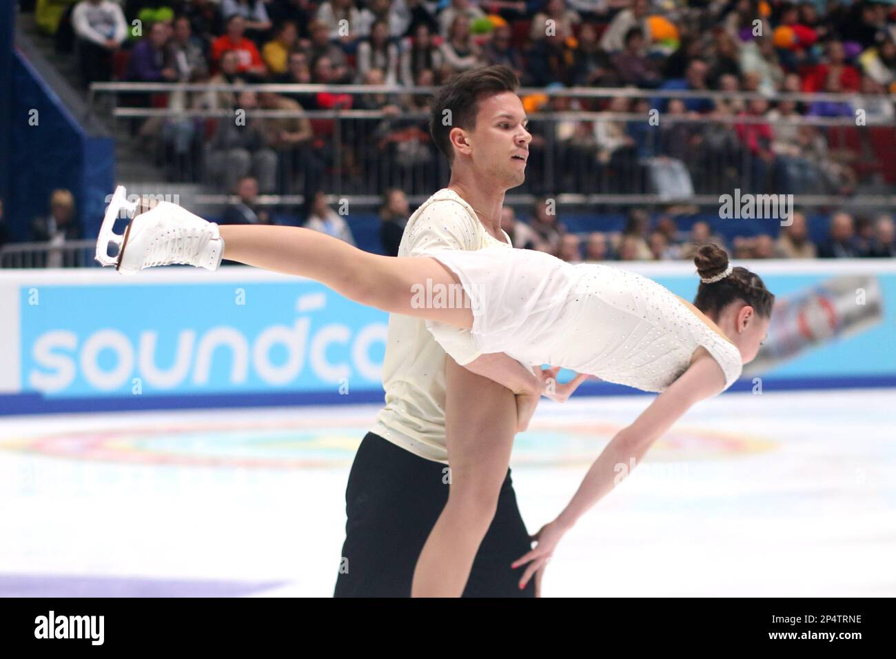 Yasmina Kadyrova et Valerii Kolesov se produisent pendant le patinage en couple à la finale du Grand Prix de Russie en patinage artistique 2023, qui a eu lieu à St. Petersbourg, dans le complexe sportif 'Jubilee. (Photo de Maksim Konstantinov / SOPA Images/Sipa USA) Banque D'Images