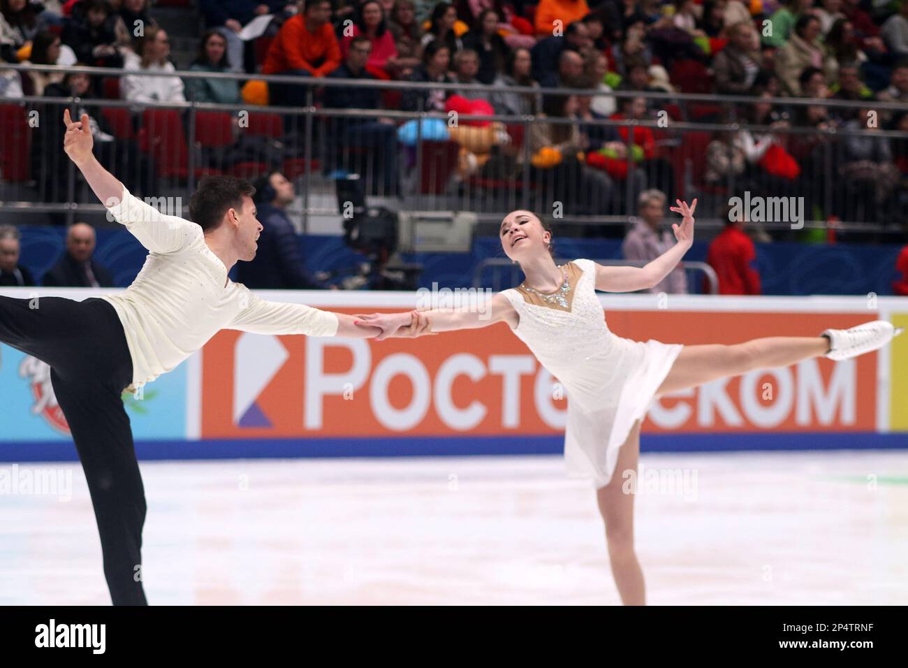 Yasmina Kadyrova et Valerii Kolesov se produisent pendant le patinage en couple à la finale du Grand Prix de Russie en patinage artistique 2023, qui a eu lieu à St. Petersbourg, dans le complexe sportif 'Jubilee. (Photo de Maksim Konstantinov / SOPA Images/Sipa USA) Banque D'Images