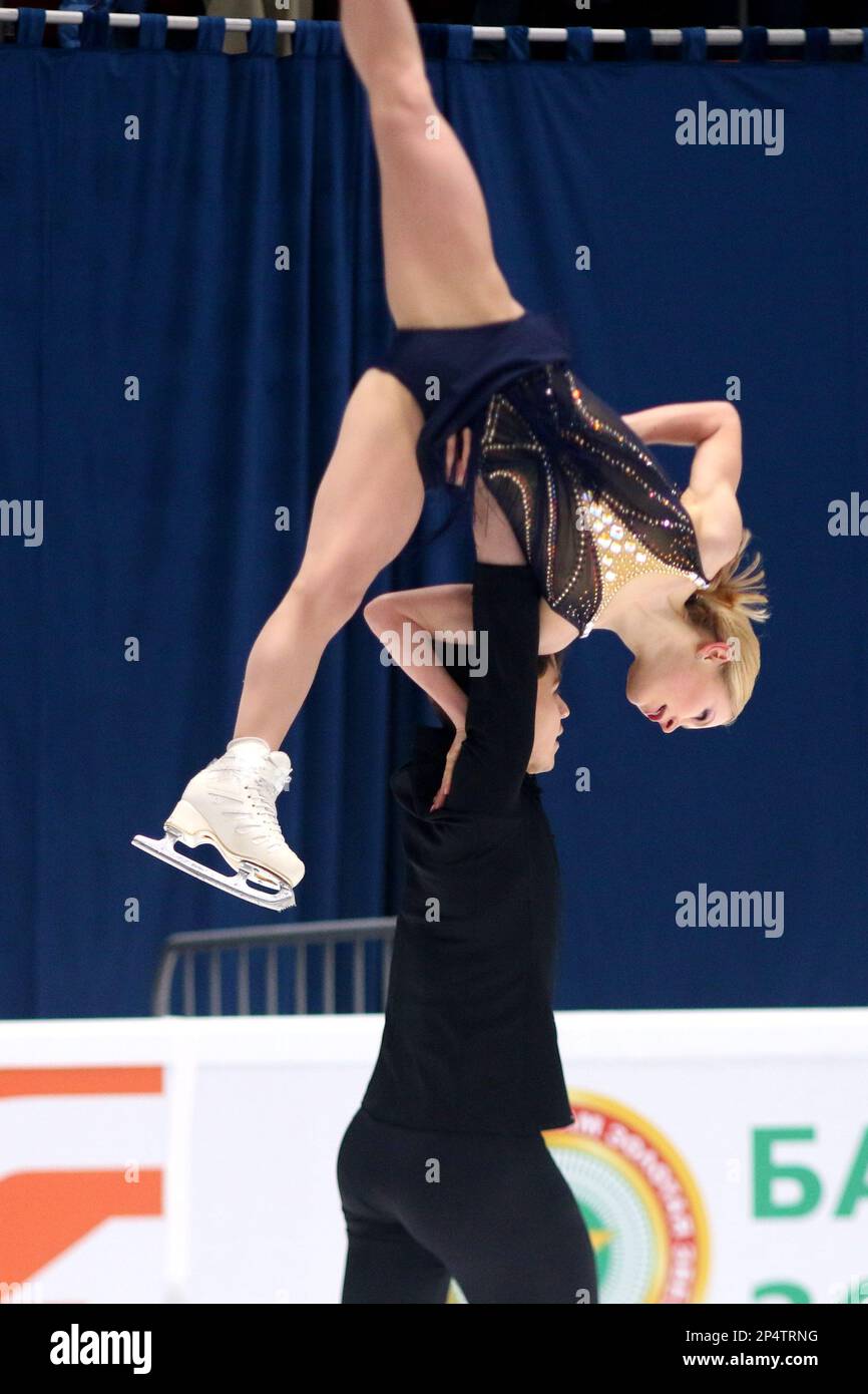 Anastasia Mukhortova et Dmitry Evgenyev se produisent pendant le patinage en couple à la finale du Grand Prix de Russie en patinage artistique 2023, qui a eu lieu à St. Petersbourg, dans le complexe sportif 'Jubilee. (Photo de Maksim Konstantinov / SOPA Images/Sipa USA) Banque D'Images