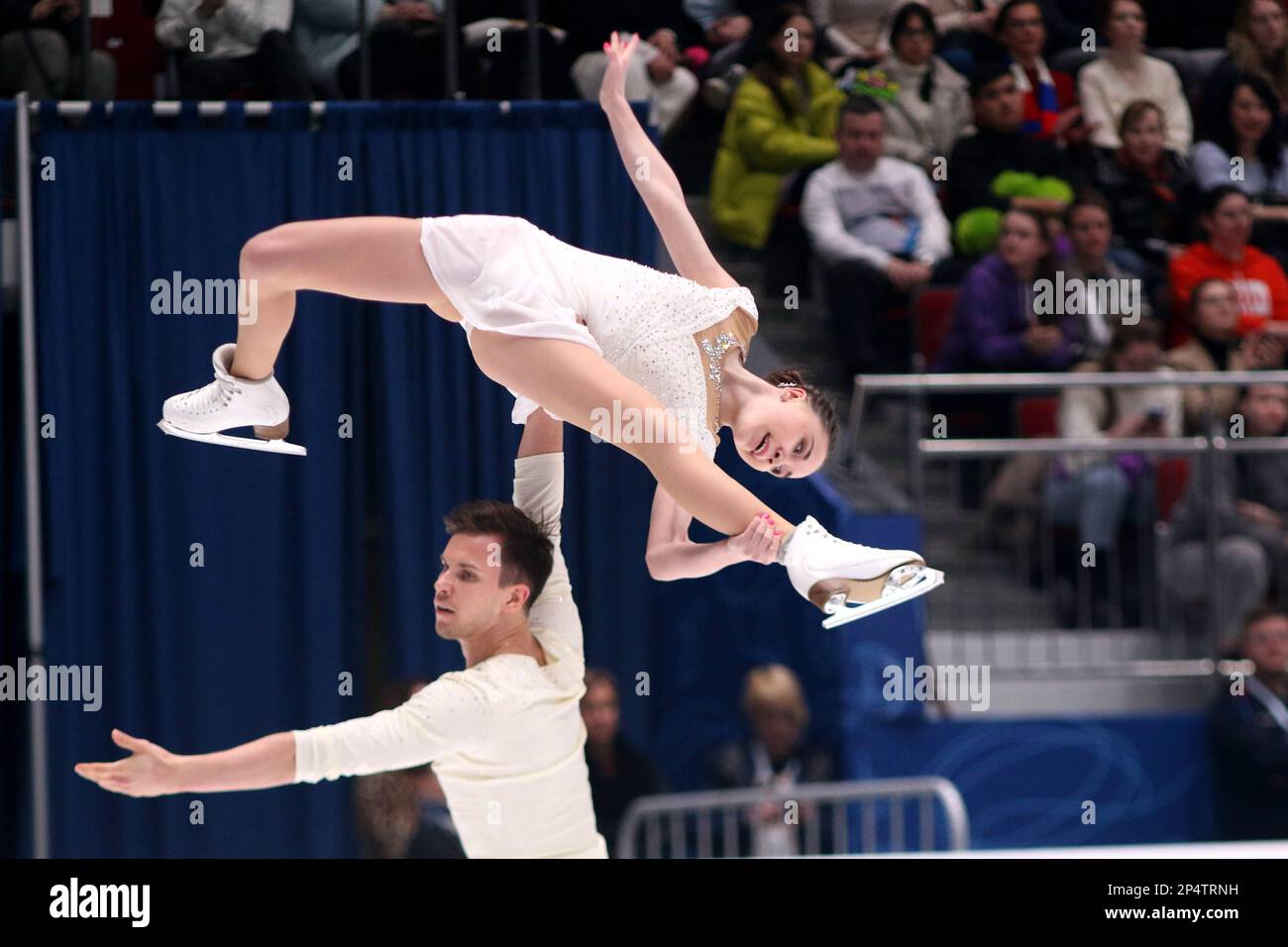 Yasmina Kadyrova et Valerii Kolesov se produisent pendant le patinage en couple à la finale du Grand Prix de Russie en patinage artistique 2023, qui a eu lieu à St. Petersbourg, dans le complexe sportif 'Jubilee. (Photo de Maksim Konstantinov / SOPA Images/Sipa USA) Banque D'Images