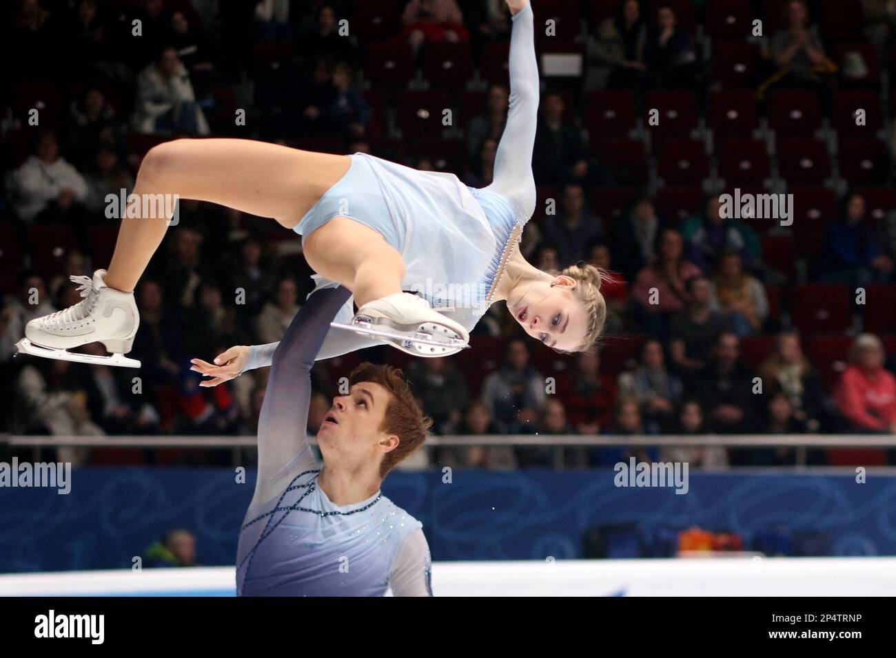Natalya Khabibullina et Ilya Knyazhuk se produisent lors du patinage en couple à la finale du Grand Prix de Russie en patinage artistique 2023, qui a eu lieu à St. Petersbourg, dans le complexe sportif 'Jubilee. (Photo de Maksim Konstantinov / SOPA Images/Sipa USA) Banque D'Images