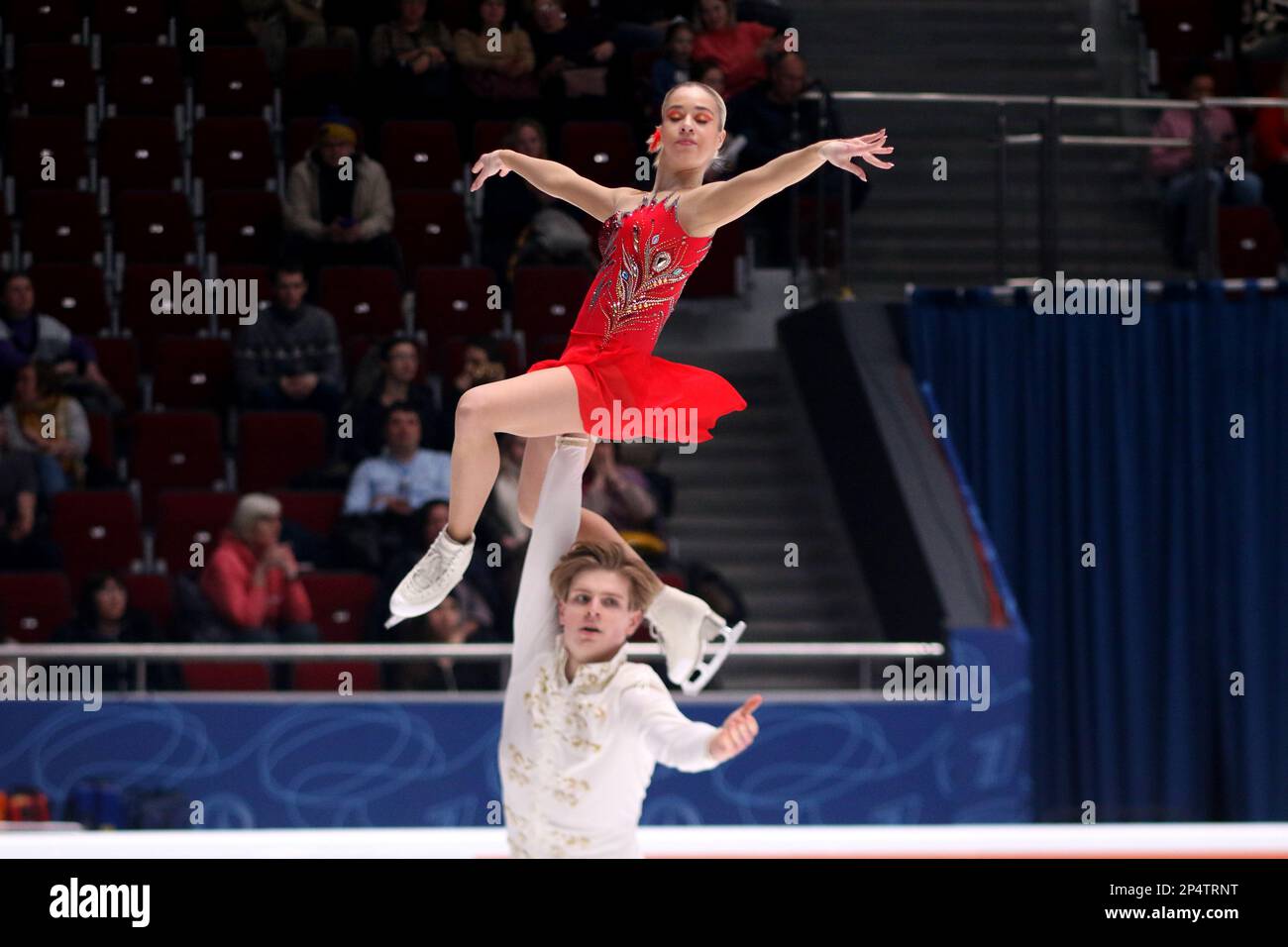 Daria Boyarintseva et Roman Pleshkov se produisent pendant le patinage en couple à la finale du Grand Prix de Russie en patinage artistique 2023, qui a eu lieu à St. Petersbourg, dans le complexe sportif 'Jubilee. (Photo de Maksim Konstantinov / SOPA Images/Sipa USA) Banque D'Images