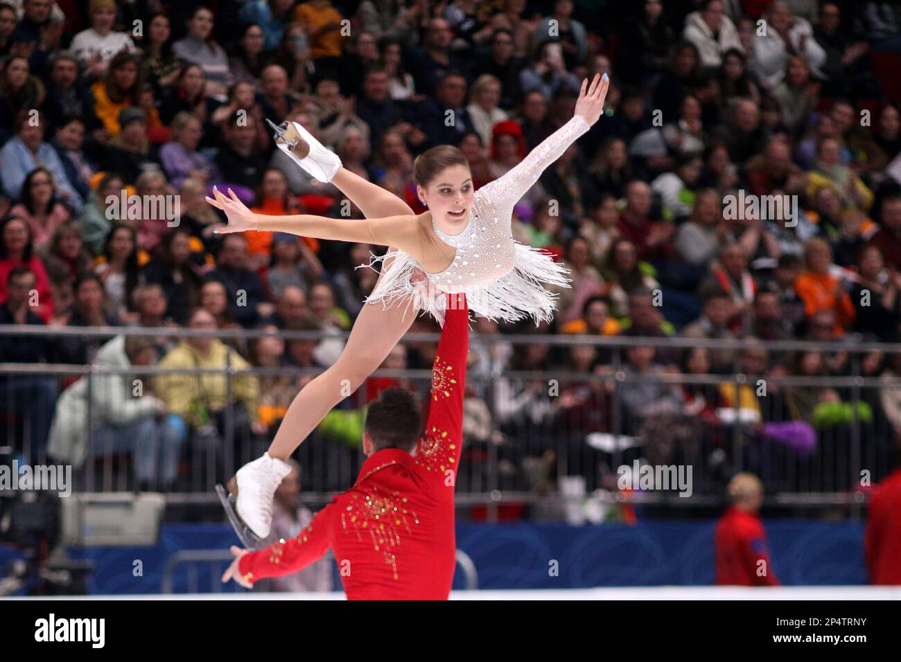 Anastasia Mishina et Aleksandr Galilimov se produisent pendant le patinage en couple à la finale du Grand Prix de Russie en patinage artistique 2023, qui a eu lieu à St. Petersbourg, dans le complexe sportif 'Jubilee. (Photo de Maksim Konstantinov / SOPA Images/Sipa USA) Banque D'Images