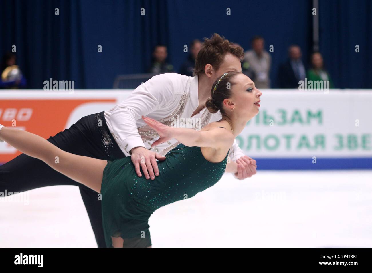 Aleksandra Boikova et Dmitrii Kozlovskii se produisent pendant le patinage en couple à la finale du Grand Prix de Russie en patinage artistique 2023, qui a eu lieu à St. Petersbourg, dans le complexe sportif 'Jubilee. (Photo de Maksim Konstantinov / SOPA Images/Sipa USA) Banque D'Images