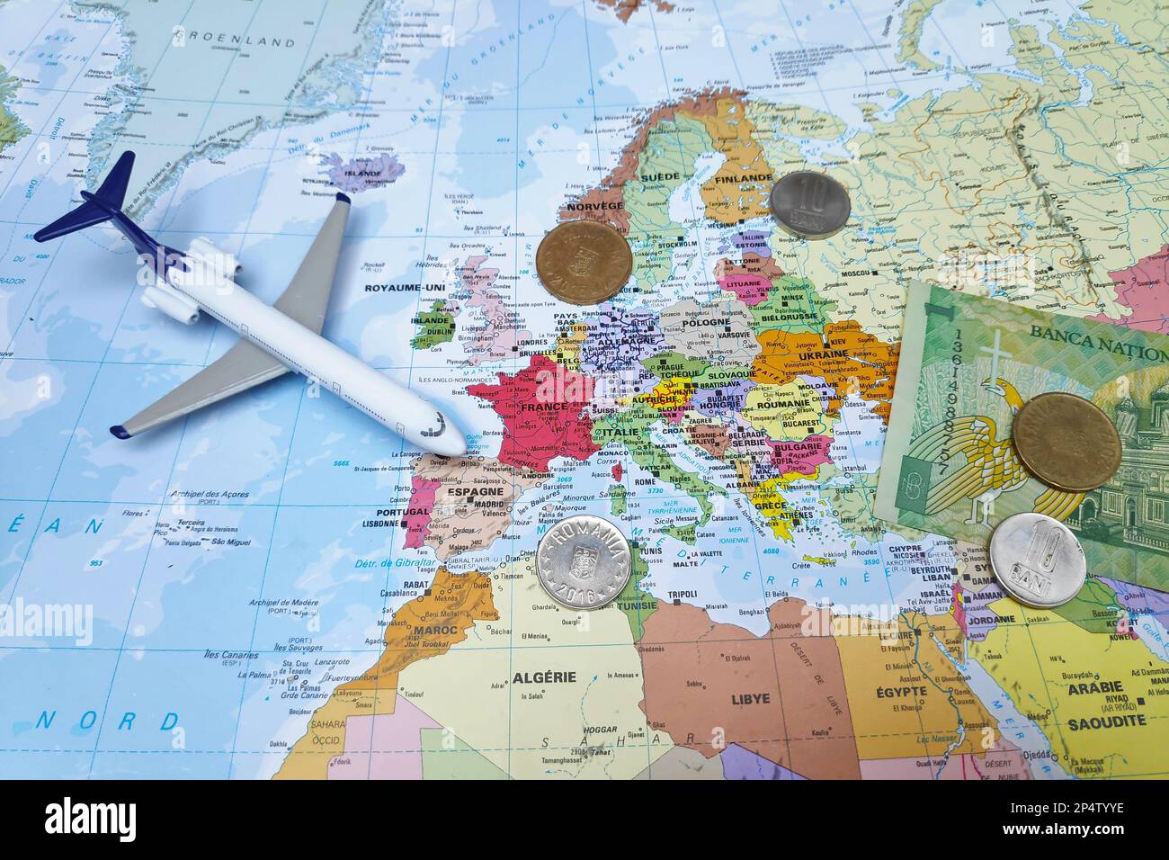Bucarest, Roumanie - 19 février 2019: Composition d'une carte du monde centrée en Europe avec sur elle, un billet de banque de Leu roumain et quelques pièces de monnaie comme jouet Banque D'Images