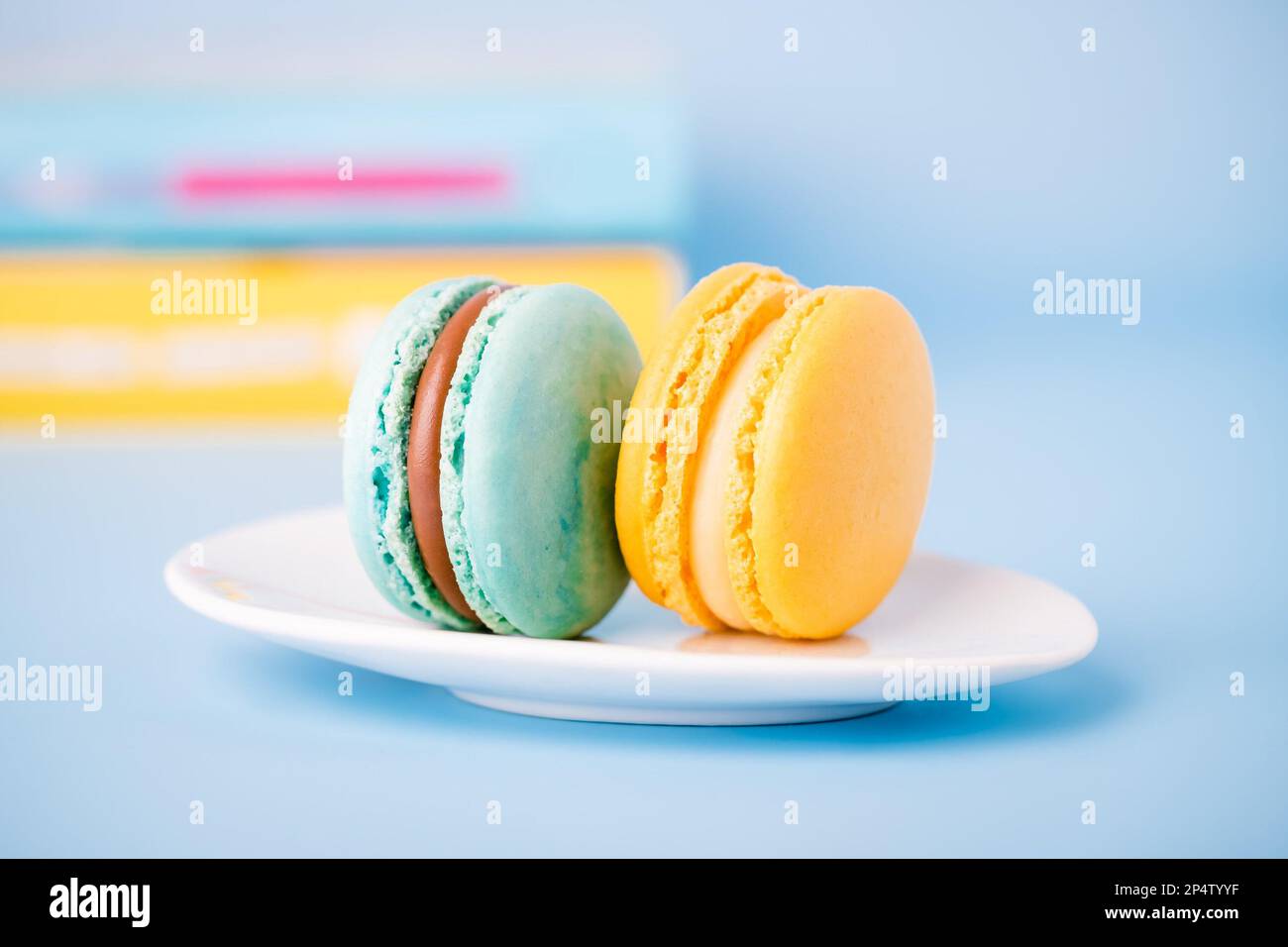 Couleur menthe et macaron jaune sur fond bleu, espace de copie Banque D'Images
