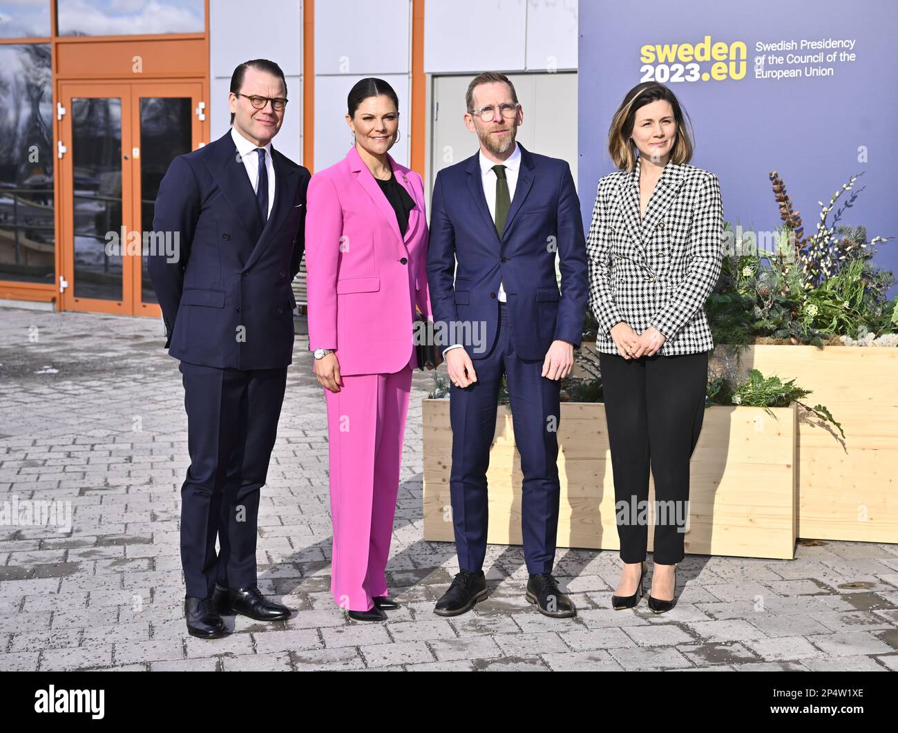 Le prince Daniel et la princesse Victoria sont accueillis par le secrétaire d'État Petra Norebback et le ministre des Affaires sociales Jacob Forssmed a à la haute-Lesse Banque D'Images