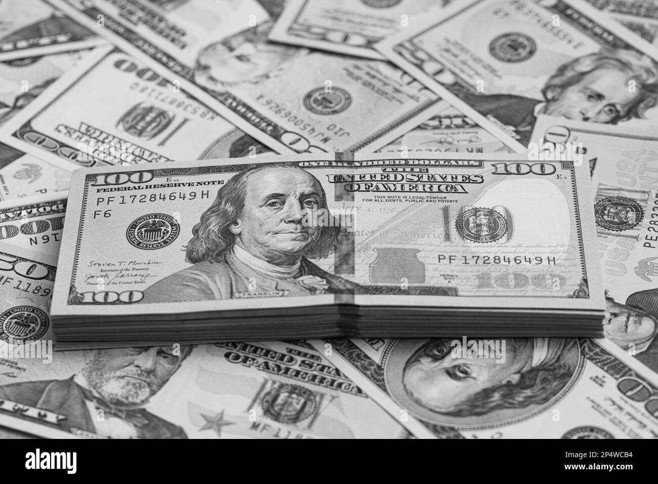 Us 100 dollar bill pile Banque d'images noir et blanc - Alamy