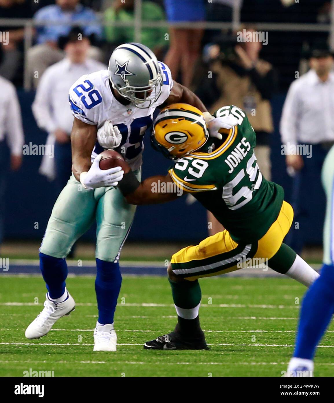Dallas Cowboys running back DeMarco Murray (29) is tackled by Green Bay Packers inside linebacker Brad Jones (59) during the second half of an NFL football game Sunday, December 15, 2013 in Arlington, Texas. (AP Photo/Waco Tribune Herald/ Jose Yau) Banque D'Images