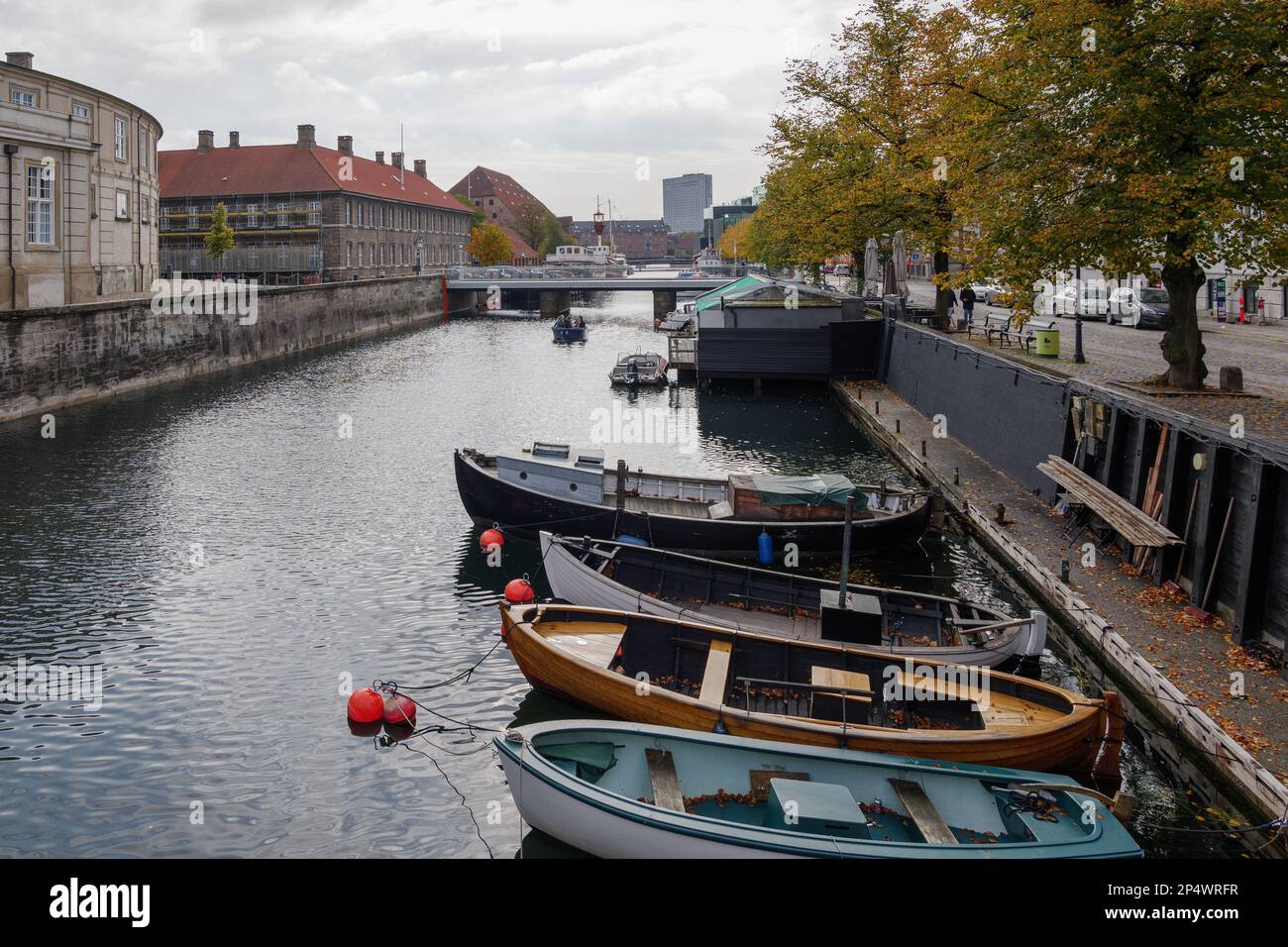 Vue de dessus un groupe de petits bateaux accoste sur le canal à Copenhague, Danemark en automne. Banque D'Images