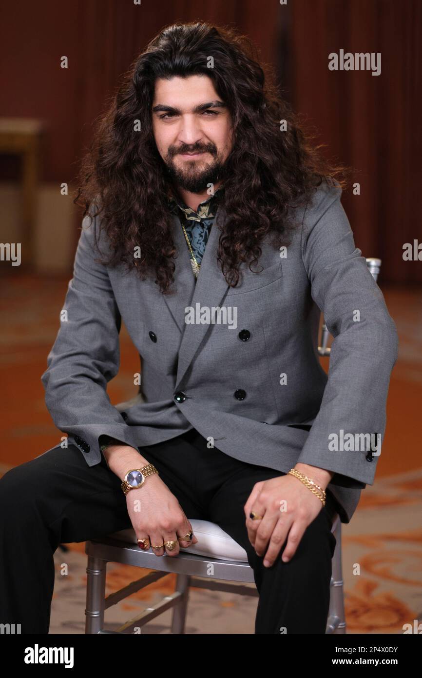 Madrid, Espagne. 06th mars 2023. Singer Israel Fernandez pose pour des photos lors de la présentation du Festival de musique universelle 2023 au Teatro Real de Madrid. Crédit : SOPA Images Limited/Alamy Live News Banque D'Images