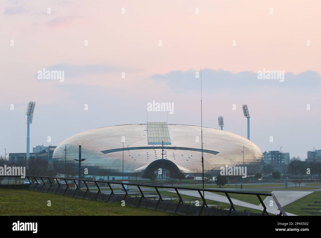 Le Palais des sports de 6,000 places de la Baleine conçu par les architectes Julián Franco et José Manuel Palao ont ouvert leurs portes le 31 mai 2003 à Sardinero Santander Cantabrie Espagne Banque D'Images