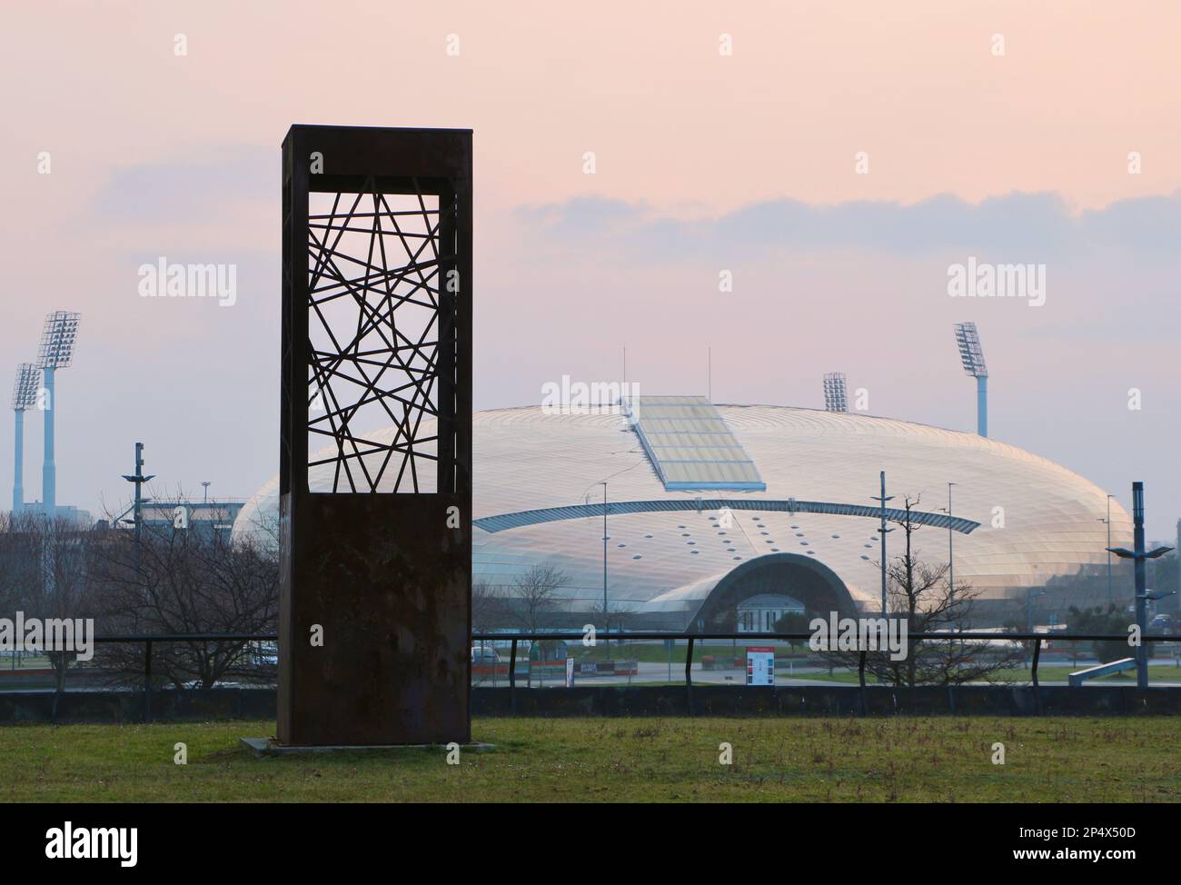 Grande sculpture en forme de boîte en fer rouillé avec motif treillis avec le Palais des sports de la Baleine Parc de Las Llamas Sardinero Santander Cantabria Espagne Banque D'Images