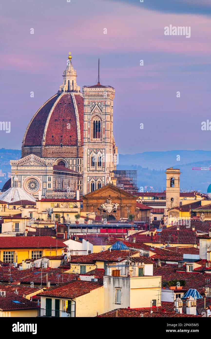 Florence, Italie avec des bâtiments historiques du Duomo au crépuscule. Banque D'Images