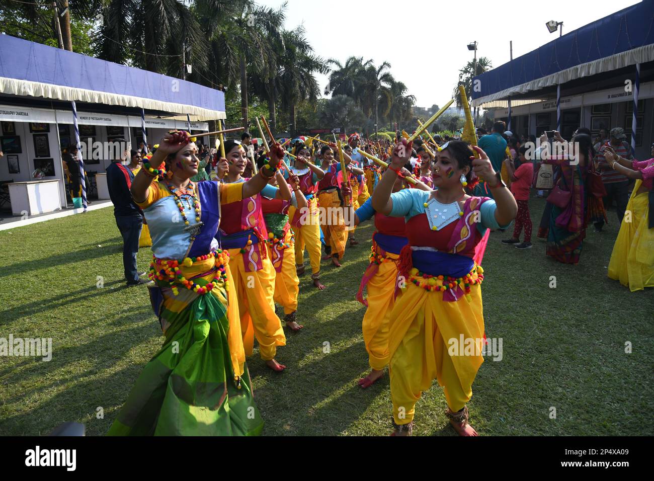 05 mars 2023, Kolkata, Inde: Les danseurs qui exécutent Basanta UtSAV accueillir le printemps devant le Dol Jatra ou Holi, le 05 mars 2023, dans la ville de Kolkata, Inde. (Photo de Biswarup Gangouly/Eyepix Group). Banque D'Images