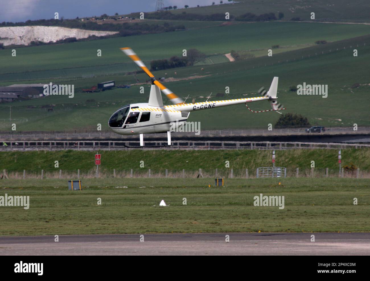 Un hélicoptère Robinson R44 Raven II volant à l'aéroport de Brighton City à Sussex, en Angleterre Banque D'Images