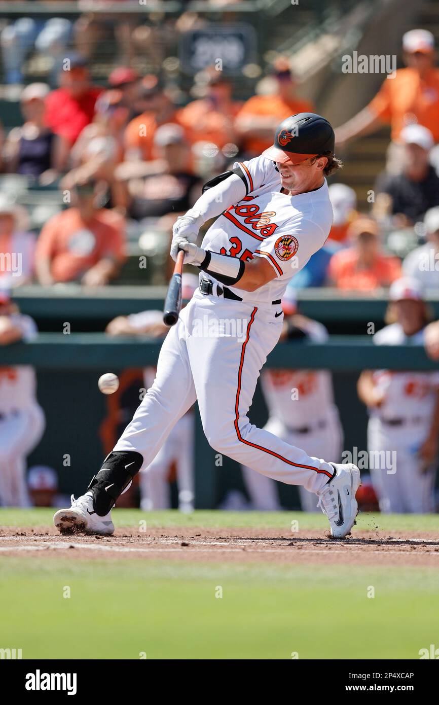 Sarasota FL USA; Baltimore Orioles Catcher Adley Rutschman (35) frappe une balle de terrain à l'infield pendant un match d'entraînement de printemps MLB contre l'Atlan Banque D'Images