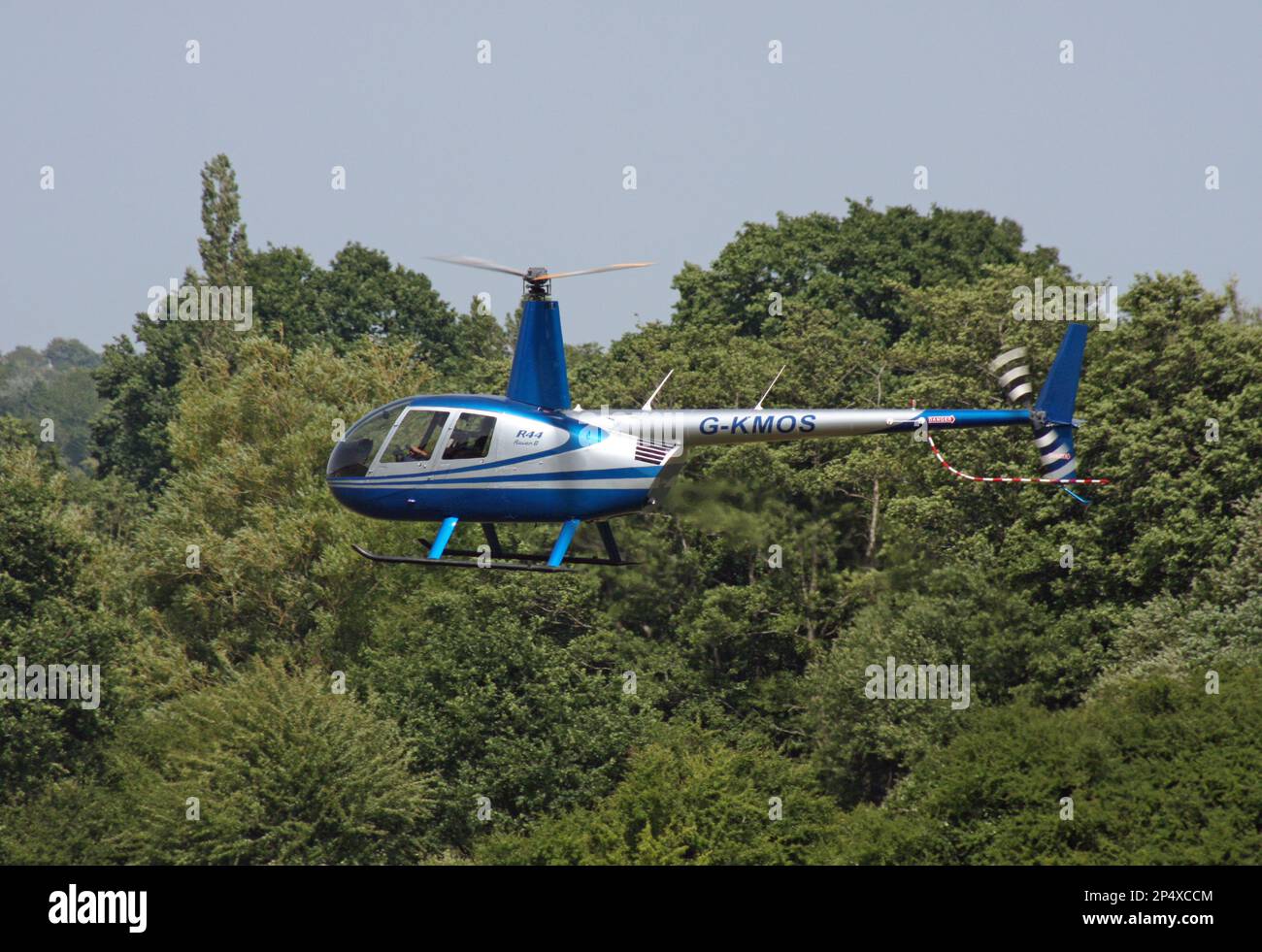 Un hélicoptère Robinson R44 Raven II arrivant à l'aérodrome de Redhill Surrey, Angleterre Banque D'Images