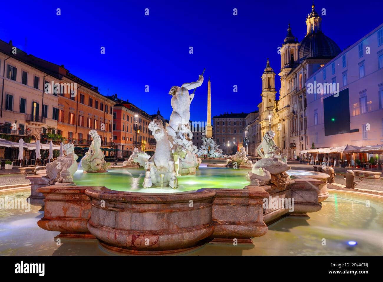 Fontaines sur la Piazza Navona à Rome, Italie au crépuscule. Banque D'Images