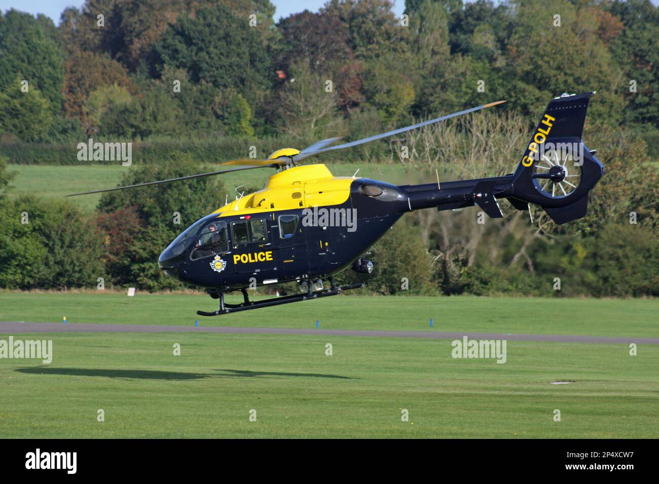 Un Eurocopter EC 135P2+ de la police britannique arrive à l'aérodrome de Redhill Surrey, en Angleterre Banque D'Images