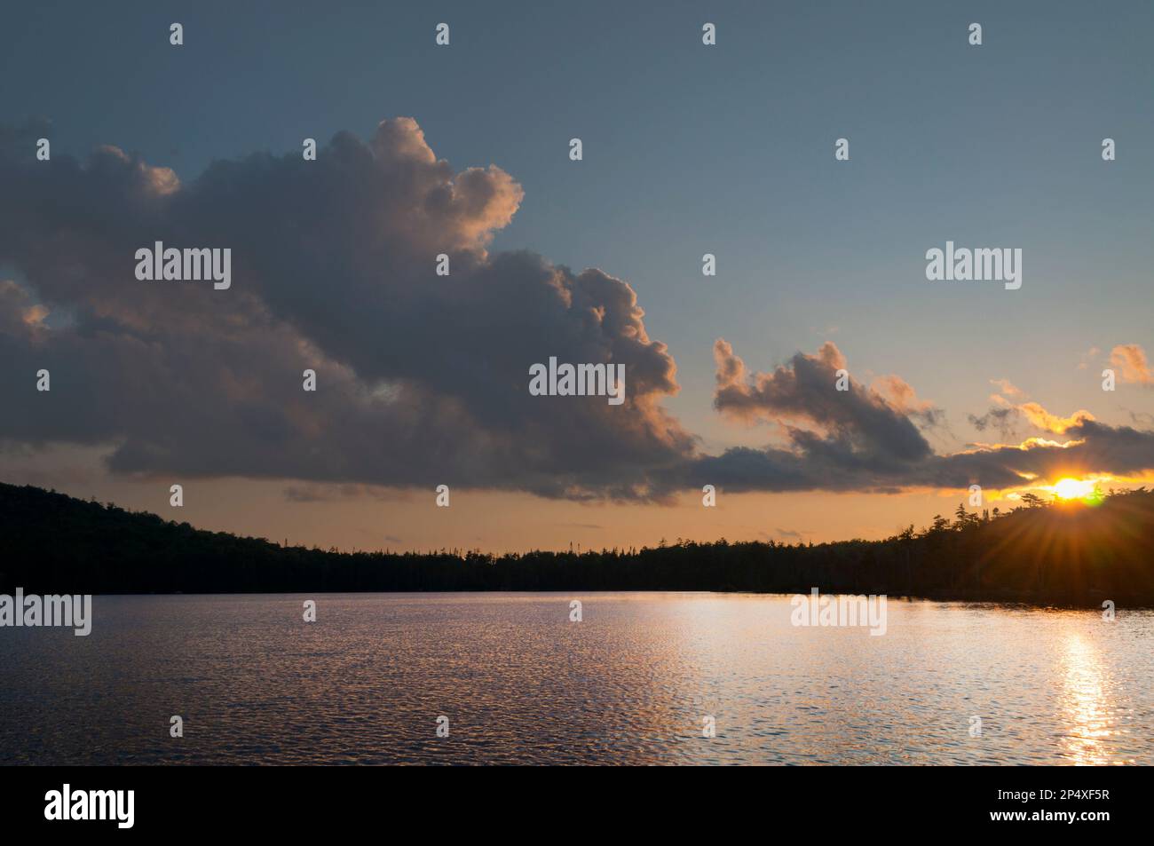 Coucher de soleil avec de beaux nuages au lac Whitney dans les montagnes Adirondack dans l'État de New York Banque D'Images