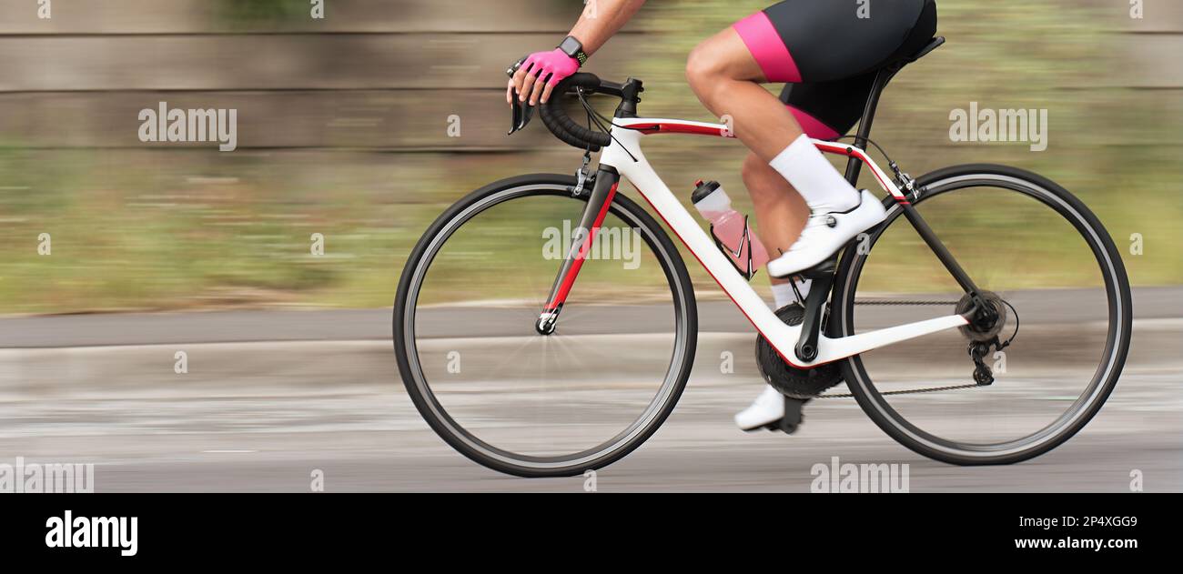 Vélo de route cycliste homme vélo, athlète sur un cycle de course. Technique  de panoramique utilisée Photo Stock - Alamy