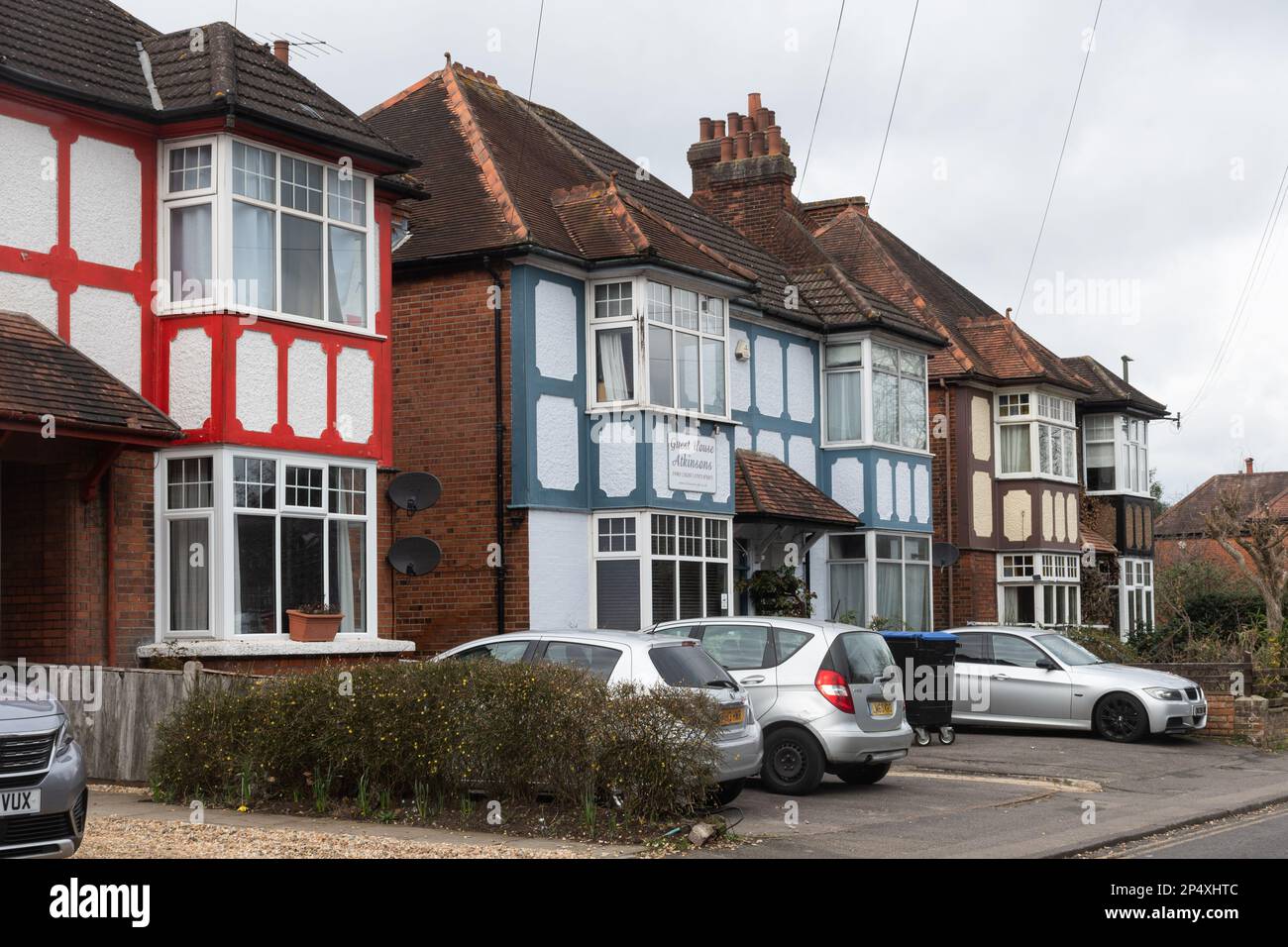 Maisons individuelles colorées maisons de logement à Stoke Road, Guildford, Surrey, Angleterre, Royaume-Uni Banque D'Images