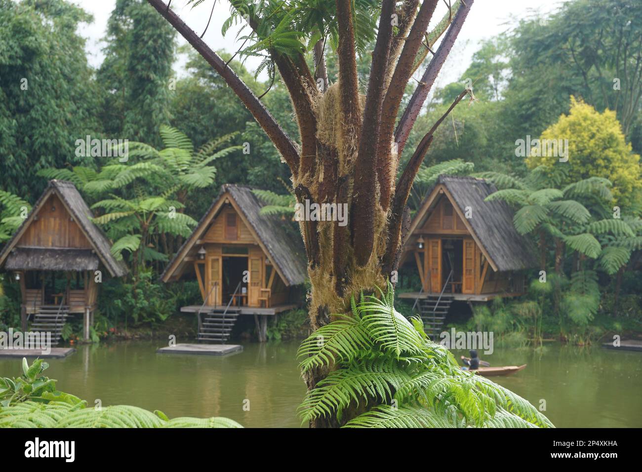 Bandung, Indonésie - février 2023 : Panorama d'un lac entouré de maisons en bois avec des bateaux dans Bamboo Village (Dusun Bambu) à Lembang, Bandung, I Banque D'Images