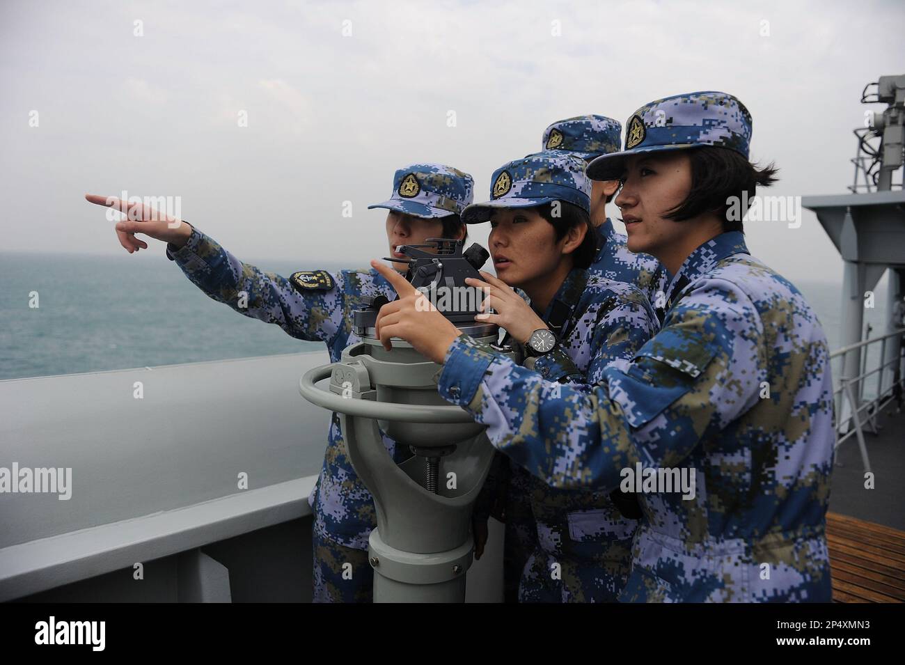 Soldiers work on the Chinese aircraft carrier Liaoning sailing on the East China Sea on Wednesday, Nov. 27, 2013. China's aircraft carrier, the Liaoning, has anchored for the first time at Sanya's new carrier base in the South China Sea on Friday. The carrier will conduct relevant experiments and trainings in the new base.(Photo By Hu Kaibing/Color China Photo/AP Images) Banque D'Images