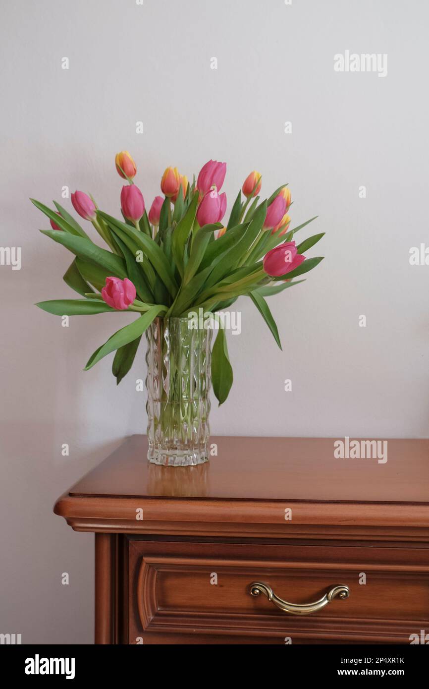 bouquet de tulipes roses et jaunes dans vase gros plan sur blanc tout sur le tiroir en bois. Détails intérieurs. Intérieur de l'hôtel Banque D'Images