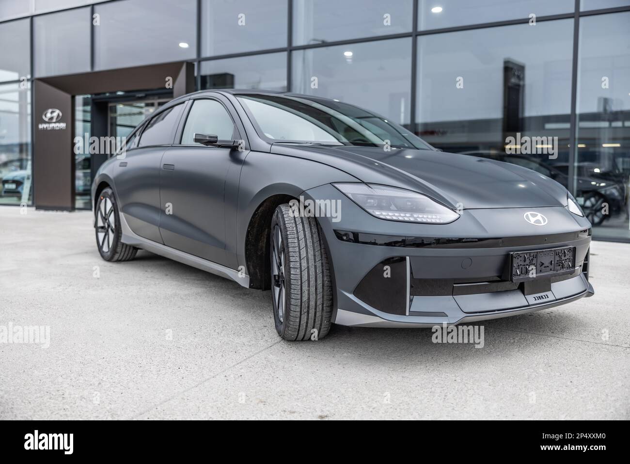 Prague, République tchèque, 3 mars. 2023: IONIQ 6 Nouveau modèle de voiture électrique de Hyundai en face de la concession de voiture. Banque D'Images