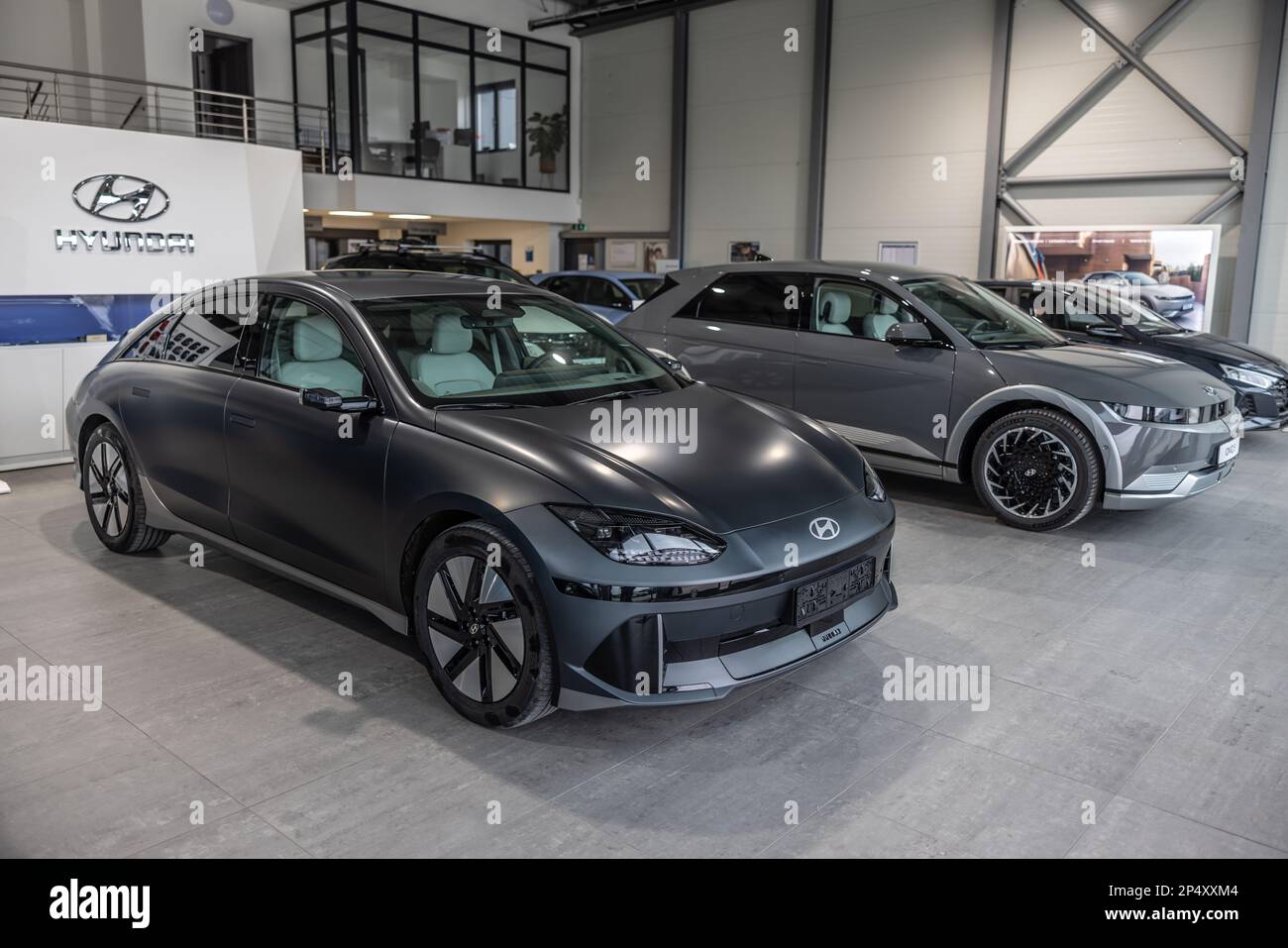 Prague, République tchèque, 3 mars. 2023: IONIQ 6 et IONIC 5 voitures électriques de Hyundai en face de la concession de voiture. Banque D'Images