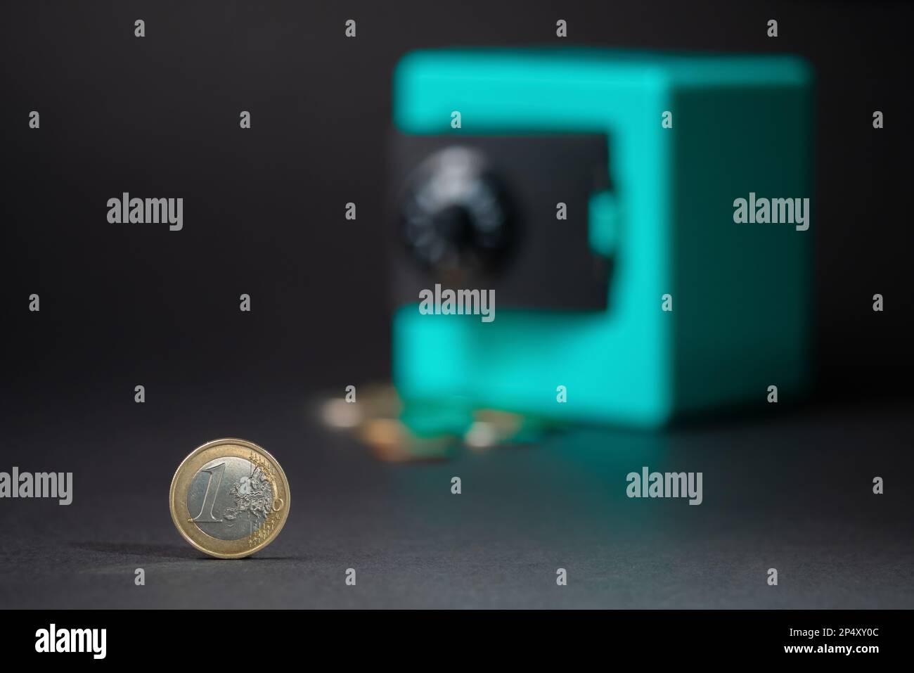 Euro coin sur fond sombre. Économiser et investir de l'argent pour l'avenir. Euro trésorerie Banque D'Images