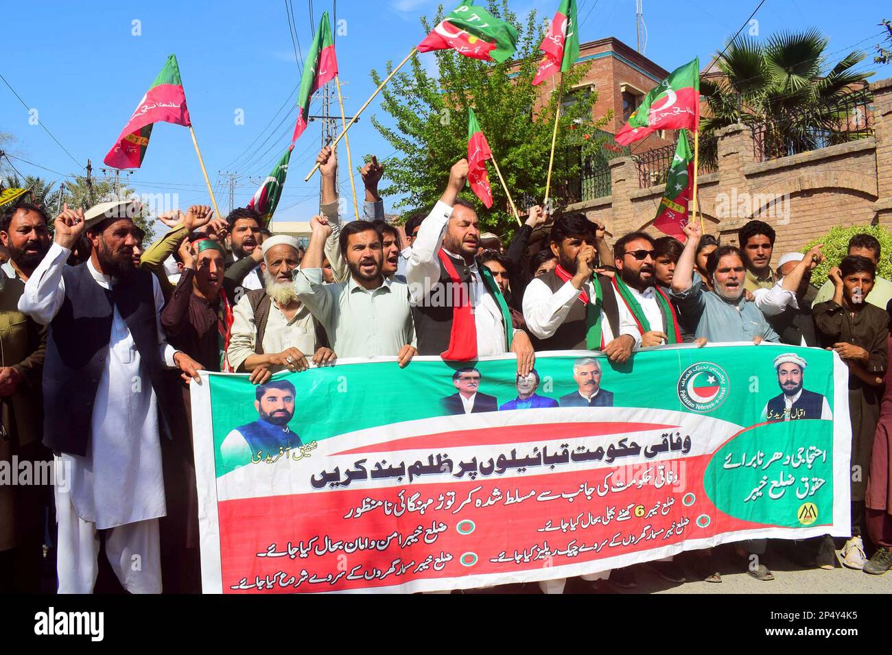 Hyderabad, Pakistan, 6 mars 2023. Des membres de Tehreek-e-Insaf (PTI) protestent contre le mini budget 2023, les politiques de la FIOM et le chômage massif, l'augmentation du prix des produits d'usage quotidien et la hausse des prix de l'inflation, qui se tiennent lundi au club de presse de Peshawar, à 6 mars 2023. Banque D'Images