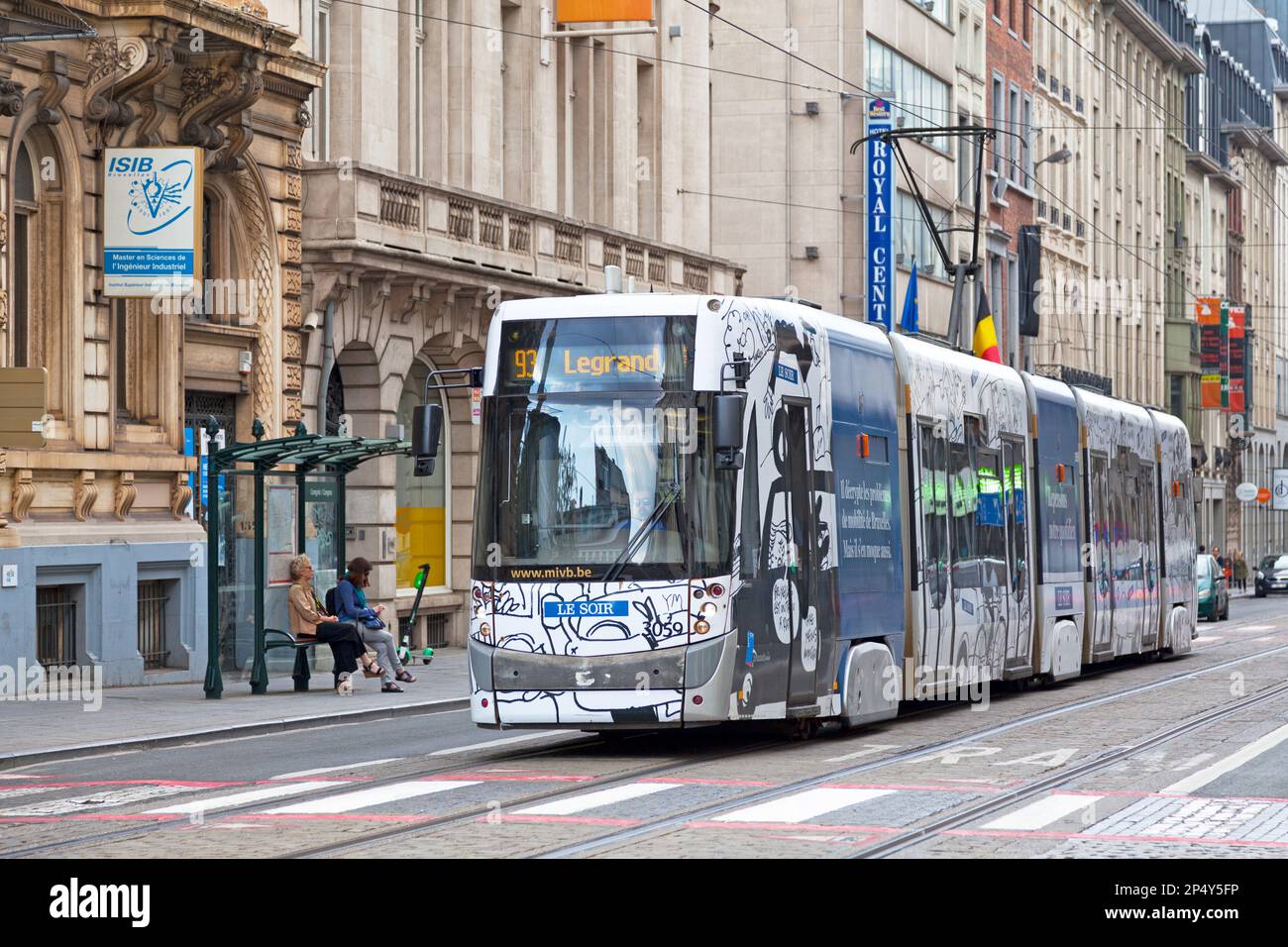 Bruxelles, Belgique - 02 juillet 2019 : tramway de la ligne 93 dans le centre-ville méritant. Banque D'Images