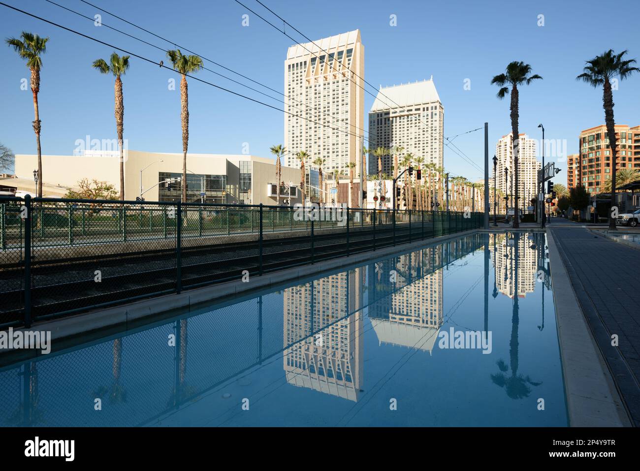 San Diego, Californie, États-Unis, paysage urbain et horizon avec reflets d'eau. Banque D'Images