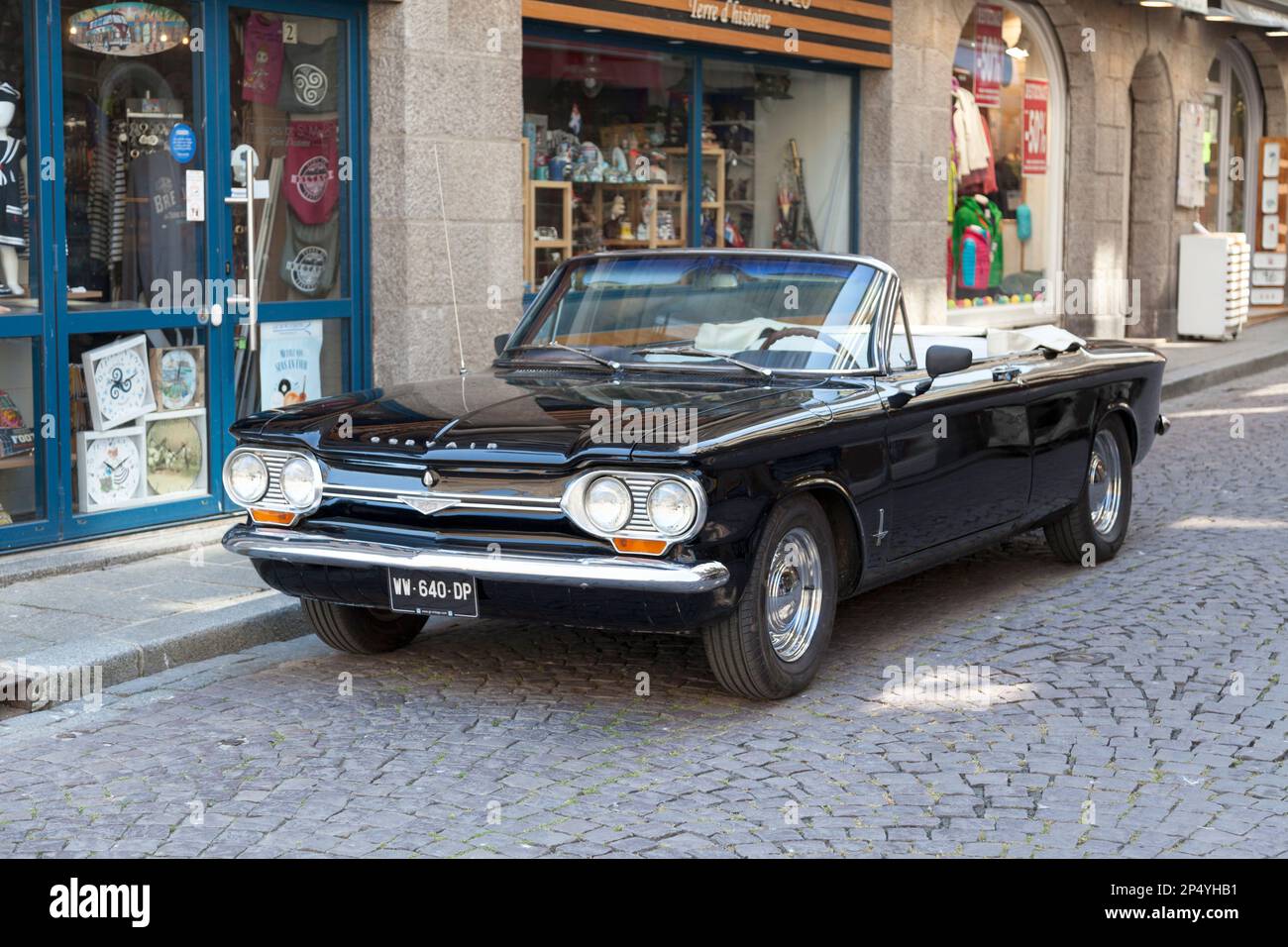 Saint-Malo, France - 02 juin 2020 : Cabriolet Corvair Monza 1964 de Chevrolet garée dans la rue. Banque D'Images
